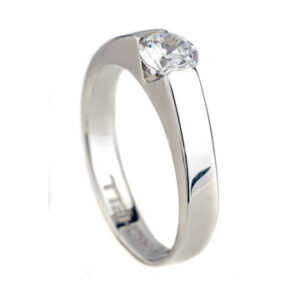 Solitarios de oro blanco de 18 K. con diamante central en talla brillante