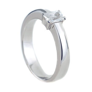 Solitario de oro blanco de 18 K. y diamante central en talla esmeralda