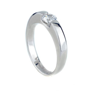 Solitarios de oro blanco de 18 K. con diamante central en talla brillante