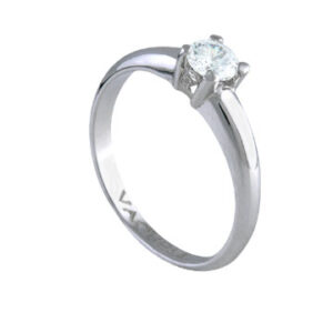 Solitario realizada en oro blanco de 18 K. Con diamante central en talla brillante.