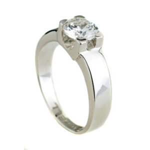 Solitario de oro blanco realizado en oro de 18 K. y con un diamante en talla brillante.